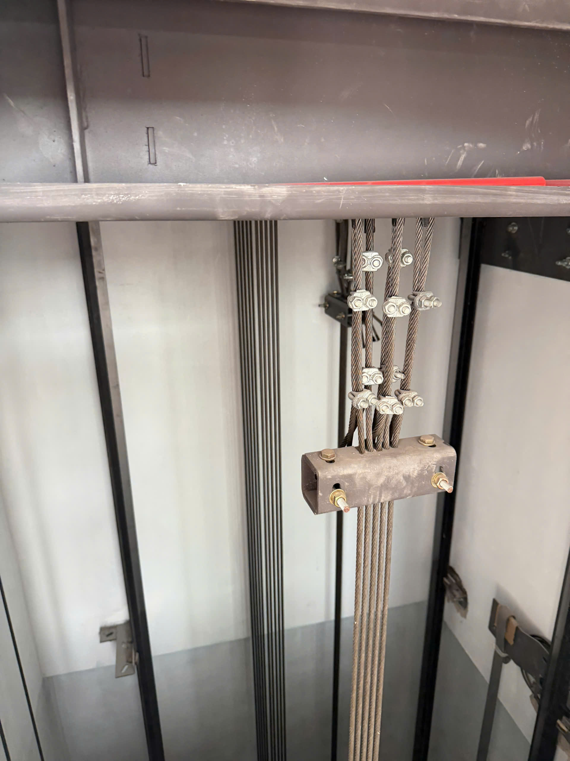 Cáp tải thang máy bằng thép với cụm kẹp và bulong cố định trong giếng thang